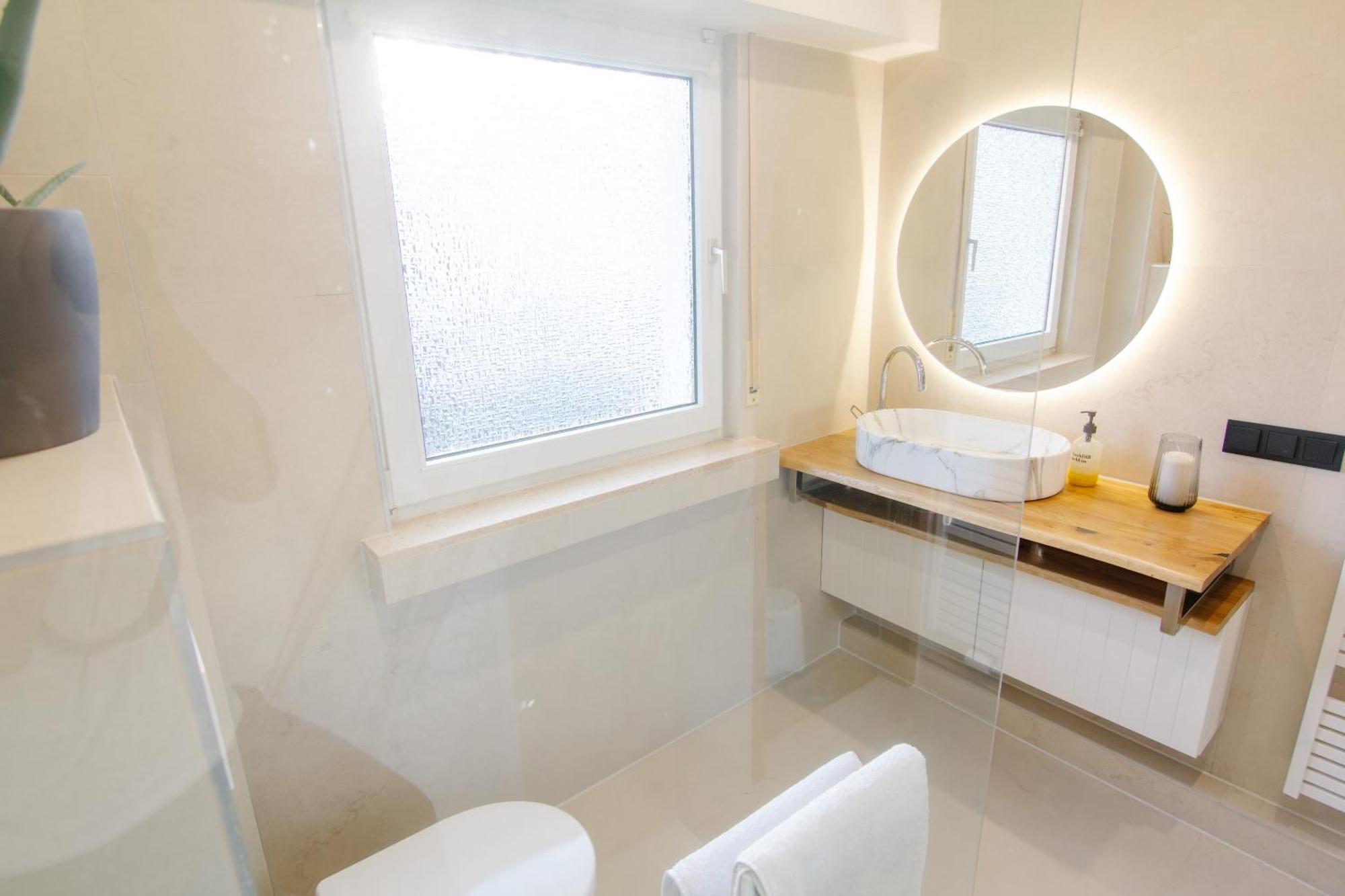 Shiny Singapore - - Doppelzimmer Mit Gemeinschaftsbad Keulen